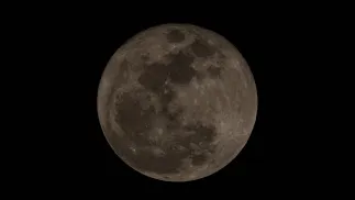 Księżyc w pełni. Fot. PAP/ EPA/ALI HAIDER 