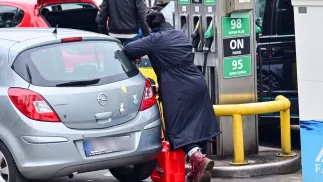 Tankowanie na stacji paliw Fot. PAP/Marcin Bielecki