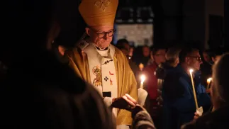  Wielka Sobota. Metropolita warszawski abp. Adrian Galbas przewodniczy liturgii Wigilii Paschalnej Zmartwychwstania Pańskiego z procesją rezurekcyjną w Archikatedrze Warszawskiej, fot. PAP/Albert Zawada