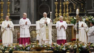 Papież Leon XIV podczas mszy Wigilii Paschalnej, fot. PAP/EPA/ANSA/FABIO FRUSTACI