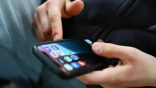 Smartfon w rękach dziecka. Fot. PAP/Szymon Pulcyn