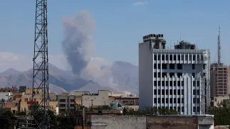 Dym nad Teheranem. Fot. PAP/EPA/ABEDIN TAHERKENAREH 