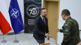 Wicepremier, minister obrony narodowej Władysław Kosiniak-Kamysz (L) i rektor-komendant WAT gen. bryg. Przemysław Wachulak (P) podczas otwarcia nowego budynku dydaktycznego Instytutu Radioelektroniki Wydziału Elektroniki Wojskowej Akademii Technicznej w Warszawie. Fot. PAP/Rafał Guz