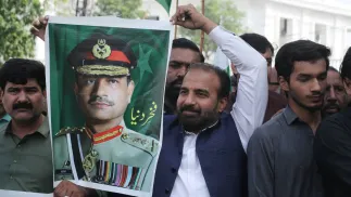 Plakaty z wizerunkiem Asima Munira, fot. PAP/EPA/A. HUSSAIN