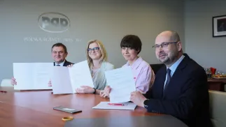 Prezes Polskiej Agencji Prasowej Marek Błoński (P), prezes zarządu Fundacji Polskiej Agencji Prasowej Magdalena Chodak (2P), członek zarządu Fundacji Polskiej Agencji Prasowej Magdalena Żuk (2L) i rektor UJ prof. Piotr Jedynak (L). Fot.  