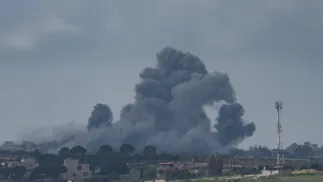 Dym po izraelskim ostrzale Fot. PAP/EPA/ATEF SAFADI