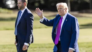 Prezydent USA Donald Trump i jego syn Eric Trump. Fot. PAP/EPA/JIM LO SCALZO