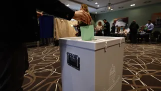 Урна для голосування на виборчій дільниці в Угорщині. Fot. PAP/EPA/ANNA SZILAGYI