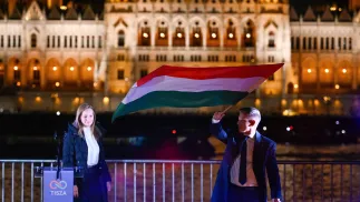 Петер Мадяр розмахує національним угорським прапором навпроти парламенту в Будапешті. 12.04.2026 р. Fot. PAP/EPA/Robert Hegedus