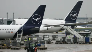 Samoloty linii lotniczych Lufthansa. Fot. PAP/EPA/RONALD WITTEK