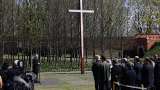 Кароль Навроцький (у центрі) на урочистостях у Катинському музеї у Варшаві. Fot. PAP/Albert Zawada