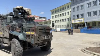 Tureckie siły bezpieczeństwa przed szkołą gdzie doszło do strzelaniny, fot. PAP/EPA/STRINGER