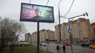 Реклама воєнної служби по контракту в російському місті. Fot. PAP/EPA/MAXIM SHIPENKOV (фотоілюстрація)
