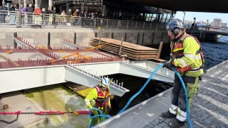 Transport fragmentu wyprodukowanej w Polsce kładki przez śluzę w sztokholmskiej dzielnicy dzielnicy Slussen. Fot. PAP/Daniel Zyśk