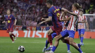 Robert Lewandowski w pojedynku z Marcosem Llorente. Fot. PAP/EPA/JUANJO MARTIN