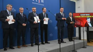 Przewodniczący klubu parlamentarnego Koalicji Obywatelskiej Zbigniew Konwiński (3P), sekretarz klubu KO Jarosław Urbaniak (L), przewodniczący klubu parlamentarnego PSL - Trzeciej Drogi Krzysztof Paszyk (2P), przewodniczący KP Centrum Mirosław Suchoń (3L) i przewodniczący KP Polska 2050 Paweł Śliz (P), fot. PAP/Piotr Nowak