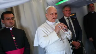 Leon XIV na pokładzie samolotu z Algier do Jaunde, fot. PAP/EPA/REUTERS POOL via ANSA