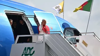 Przybycie Leona XIV na lotnisku w stolicy Kamerunu, fot. PAP/EPA/ANSA/LUCA ZENNARO