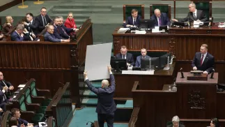 Posłowie prezentują baner na sali plenarnej Sejmu, fot. PAP/Tomasz Gzell
