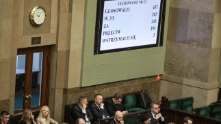 Результати голосування щодо повторного ухвалення закону про ринок криптоактивів у Сеймі Польщі. Fot. PAP/Tomasz Gzell