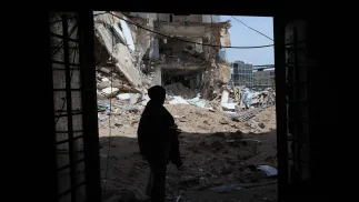 Zniszczone budynki w mieście Tyr w Libanie, fot. PAP/EPA/WAEL HAMZEH