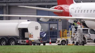 Uzupełnianie paliwa w samolocie, zdjęcie ilustracyjne, fot. PAP/EPA/TOLGA AKMEN