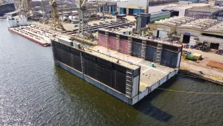 Pierwszy moduł nowego doku pływającego w Stoczni Szczecińskiej "Wulkan". Fot. PAP/Marcin Bielecki