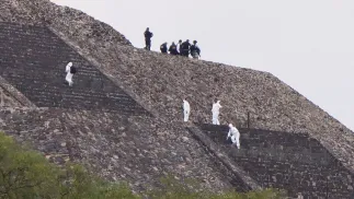 Służby na miejscu strzelaniny na piramidzie Teotihuacan w Meksyku. Fot. PAP/EPA/Madla Hartz 