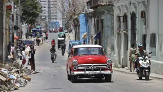 Mieszkańcy na ulicach Hawany, fot. PAP/EPA/EFE/ERNESTO MASTRASCUSA