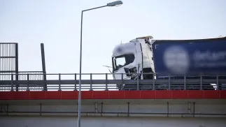 Miejsce wypadku ciężarówki na łącznicy trasy S8 z S2 w Warszawie, fot. PAP/Leszek Szymański