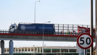  Miejsce wypadku ciężarówki na łącznicy trasy S8 z S2 w Warszawie, fot. PAP/Leszek Szymański