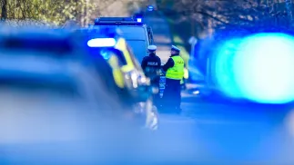 Policjanci pod nadzorem prokuratora prowadzą czynności na miejscu wypadku. Fot. PAP/Art Service (zdjęcie ilustracyjne)