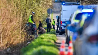 Policja i prokuratura pracują na miejscu wypadku w Dąbrowie Górniczej, w którym zginął poseł Lewicy, Łukasz Litewka. Fot. PAP/Art Service