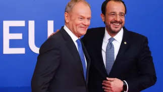 Президент Кіпру Нікос Христодулідіс (праворуч) вітає прем'єр-міністра Польщі Дональда Туска (ліворуч) в день саміту лідерів Європейського Союзу та регіональних партнерів у Нікосії (Лефкосії), Кіпр, 24 квітня 2026 року. Fot. PAP/EPA/YVES HERMAN / POOL