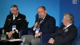 Od lewej: zastępca Śląskiego Komendanta Wojewódzkiego Państwowej Straży Pożarnej Roman Klecha, wojewoda małopolski Krzysztof Klęczar oraz wiceprezes zarządu Stowarzyszenia Euro-Atlantyckiego, gen. dyw. WP w stanie spoczynku Leon Komornicki	Fot. PAP/Łukasz Gągulski