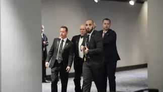 Перші хвилини після спроби замаху під час гала-вечора кореспондентів, які працюють у Білому домі, у готелі Hilton Вашингтоні. Фотоілюстрація. Fot. PAP/EPA/YURI GRIPAS / POOL/ABACAPRESS.COM