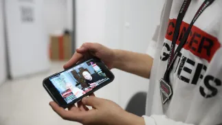 Transmisji na żywo zbiórki influencera Patryka „Łatwoganga” Garkowskiego. Fot. PAP/Leszek Szymański 