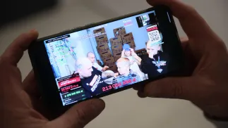 Transmisji na żywo zbiórki influencera Piotra „Łatwoganga” Garkowskiego. Fot. PAP/Leszek Szymański