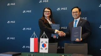 Президент ZM "Bumar-Łabędy" Моника Кручек и генеральный директор компании Hyundai Rotem Company Ли Йонг-бэ. Fot. PAP/Leszek Szymański