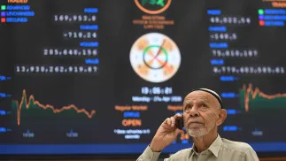 Makler monitoruje ceny akcji na giełdzie w Pakistanie Fot. PAP/EPA/SHAHZAIB AKBER