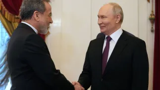 Przywódca Rosji Władimir Putin i szef MSZ Iranu Abbas Araghchi. Fot. PAP/EPA/DMITRI LOVETSKY / POOL