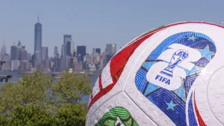 Replika oficjalnej piłki mistrzostw świata 2026. Fot. PAP/ EPA/SARAH YENESEL