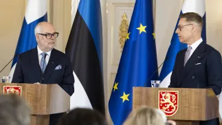 Брифінг президентів Естонії Алара Каріса (зліва) та Фінляндії Александра Стубба (праворуч) в Гельсінкі.  28 квітня 2026 р. Fot. PAP/EPA/COMIC/JUSSI ESKOLA