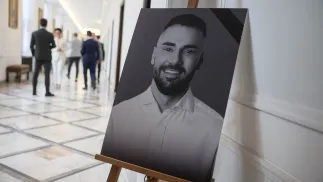 Księga kondolencyjna posła Lewicy Łukasza Litewki w Sejmie. Fot. PAP/Leszek Szymański