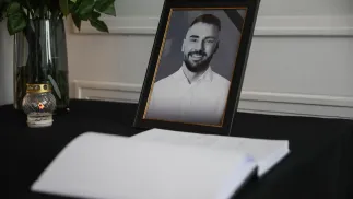 Księga kondolencyjna posła Lewicy Łukasza Litewki w Sejmie. Fot. PAP/Leszek Szymański