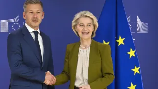 Peter Magyar i Ursula von der Leyen Fot. PAP/EPA/JOHN THYS