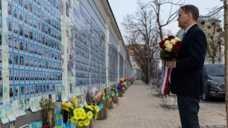 Wicepremier Radosław Sikorski  w Buczy oddaje hołd poległym obywatelom Ukrainy. Fot. MSZ