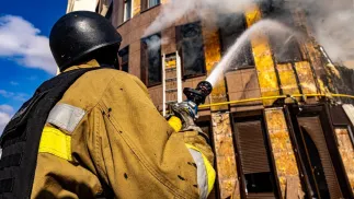 Kowalenko: głównym celem Rosjan podczas takich ataków w środku dnia jest zwiększenie liczby ofiar wśród ludności cywilnej. Fot. X/DSNS.GOV.UA (zdjęcie ilustracyjne)