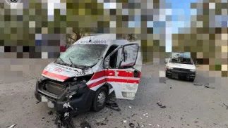 Последствия российской атаки на машину скорой помощи в Херсоне. Fot. Херсонська обласна прокуратура