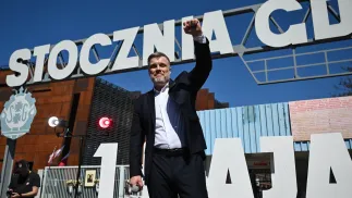 Współprzewodniczący Partii Razem Adrian Zandberg podczas wiecu partii Razem przed bramą nr 2 Stoczni Gdańskiej. Fot. PAP/Adam Warżawa